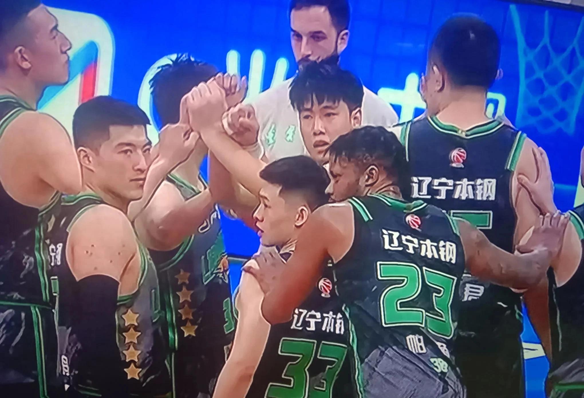 国际足联世俱杯-包含北京首钢取得连胜，辽宁男篮坚守榜首位置的词条